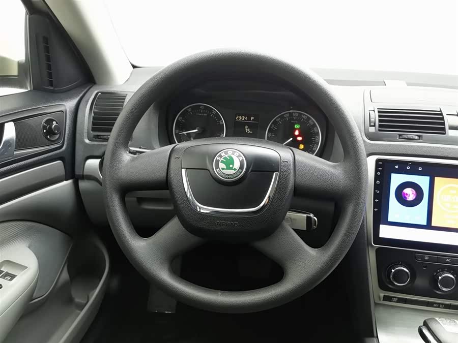 Skoda Octavia 2012 car image #12
