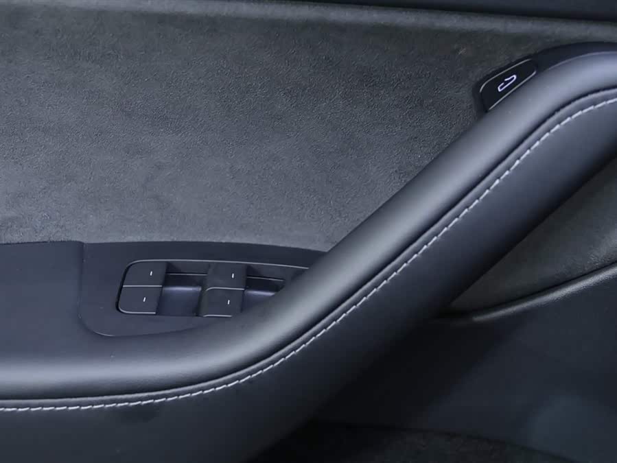 Tesla Model Y 2023 car image #12