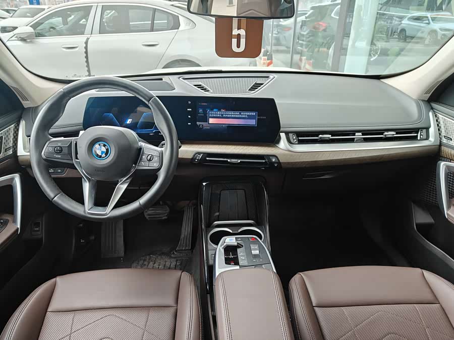 BMW iX1 2025 car image #12