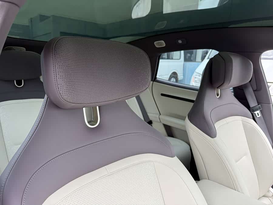 Avatr 06 2025 car image #12