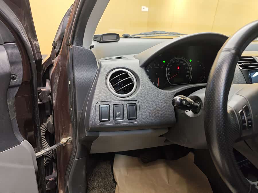 Suzuki Swift 2015 car image #12