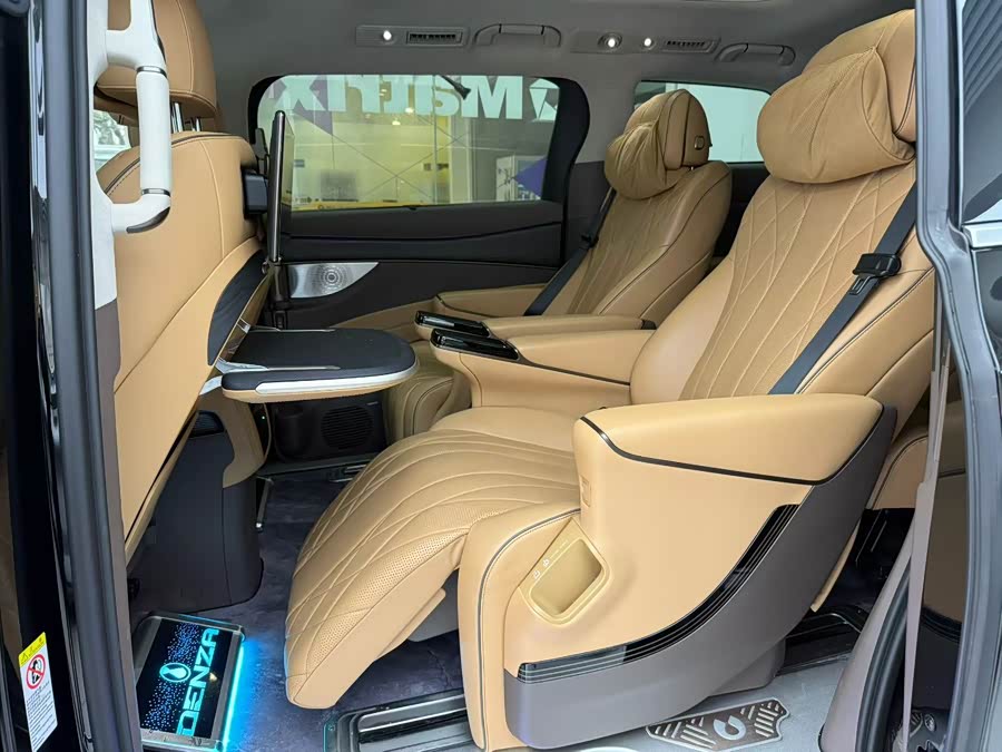 Denza D9 2023 car image #12