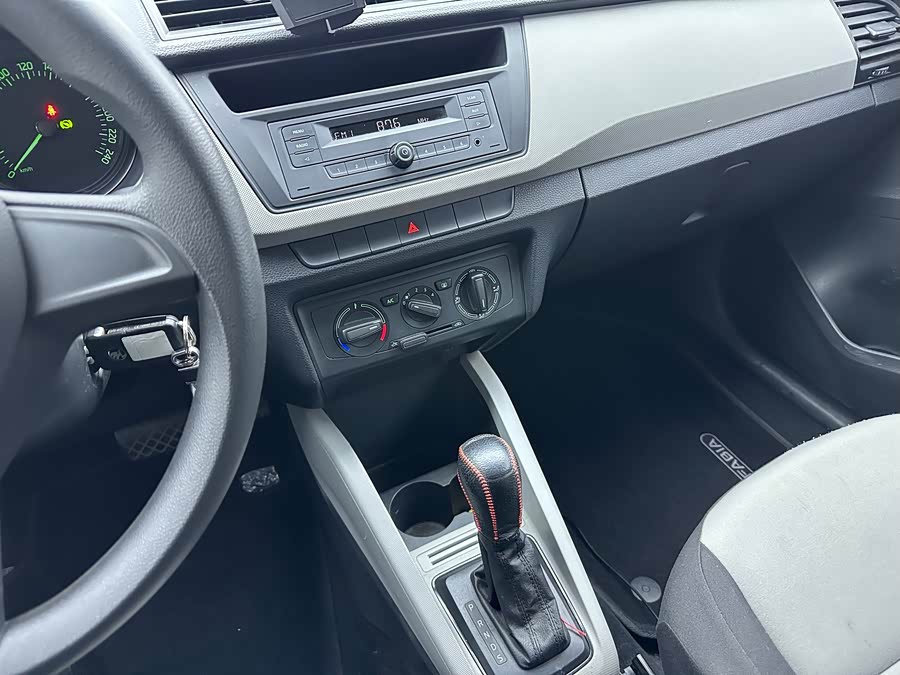 Skoda Fabia 2015 immagine di auto #12