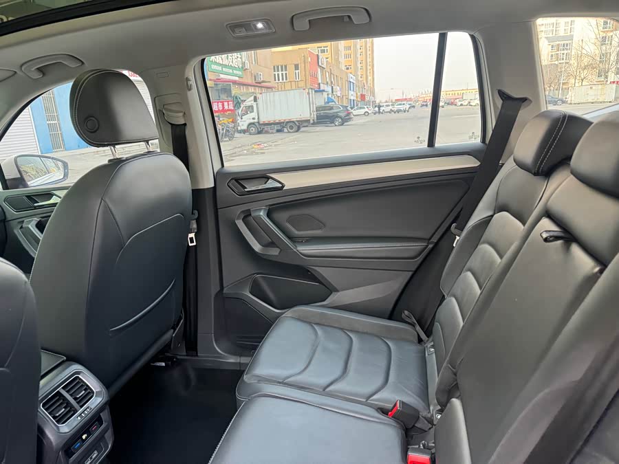 Volkswagen Tiguan L 2018 car image #12