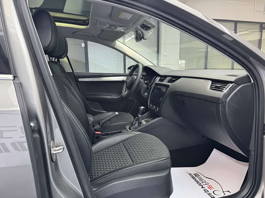 Skoda Octavia 2020 car image #12