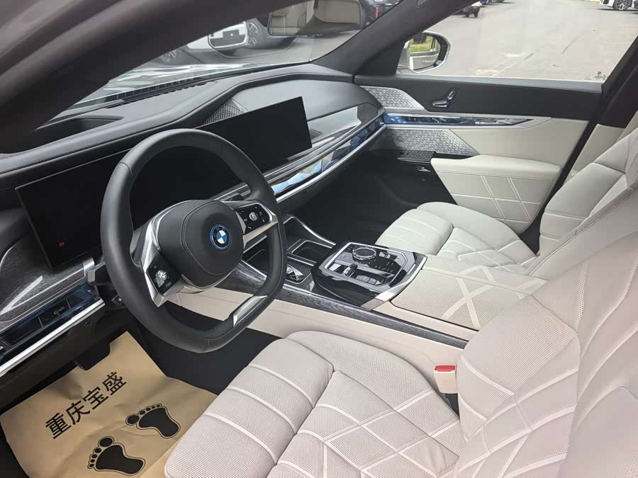 BMW i7 2024 car image #12