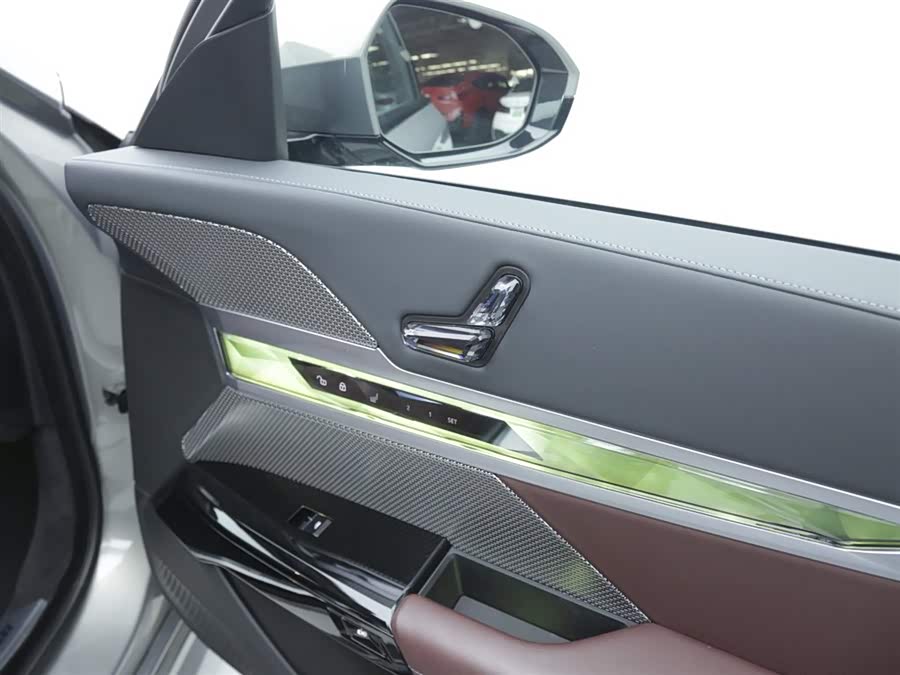 BMW i7 2023 car image #12