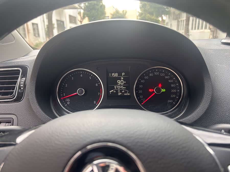 Volkswagen Polo 2015 car image #12