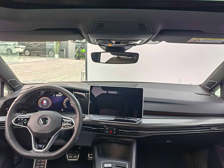Volkswagen Golf 2025 car image #12