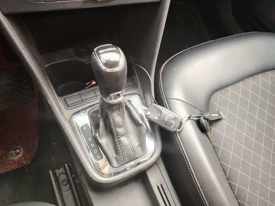 Skoda Rapid 2018 car image #12