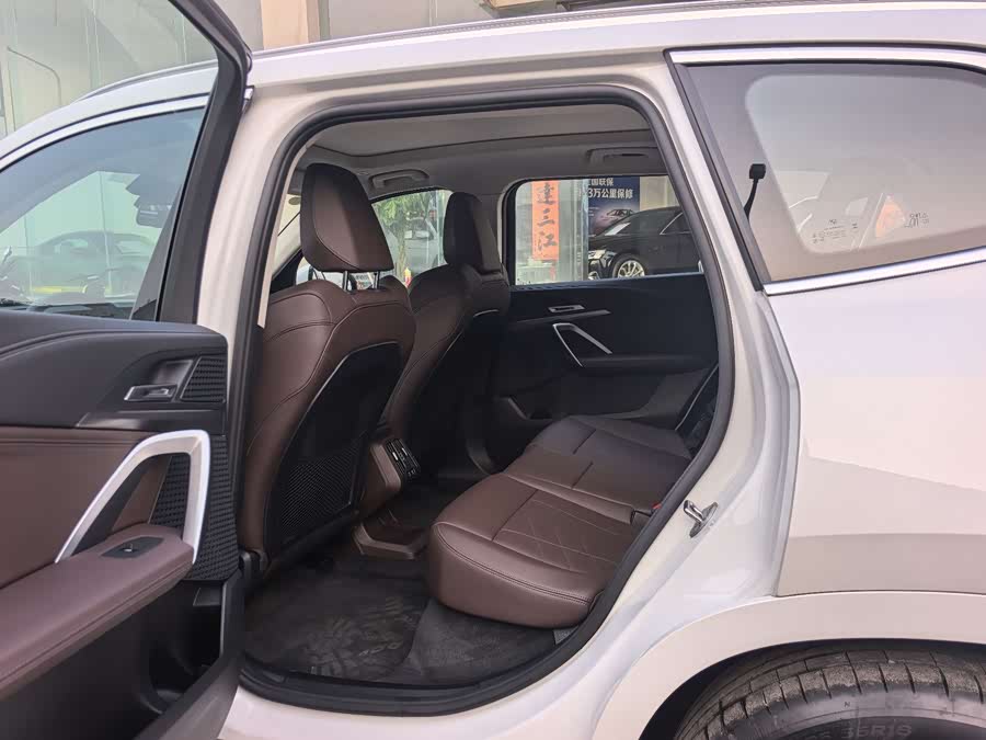 BMW iX1 2025 #12 BMW iX1 2025 car image #12