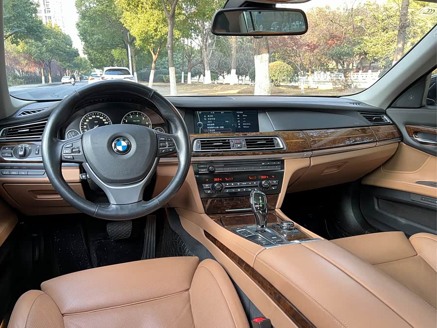 BMW 7 Series 2012 immagine di auto #12