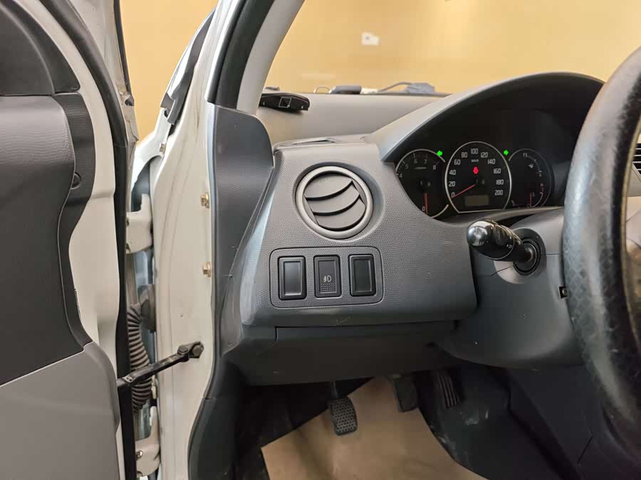 Suzuki Swift 2016 car image #12