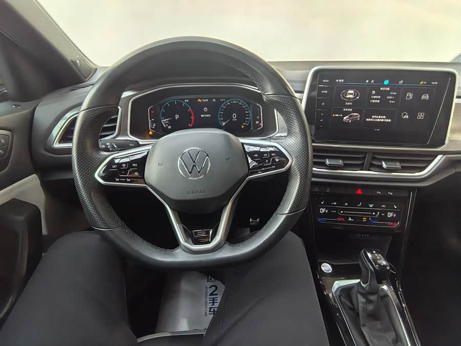 Volkswagen T-Roc 2023 car image #12
