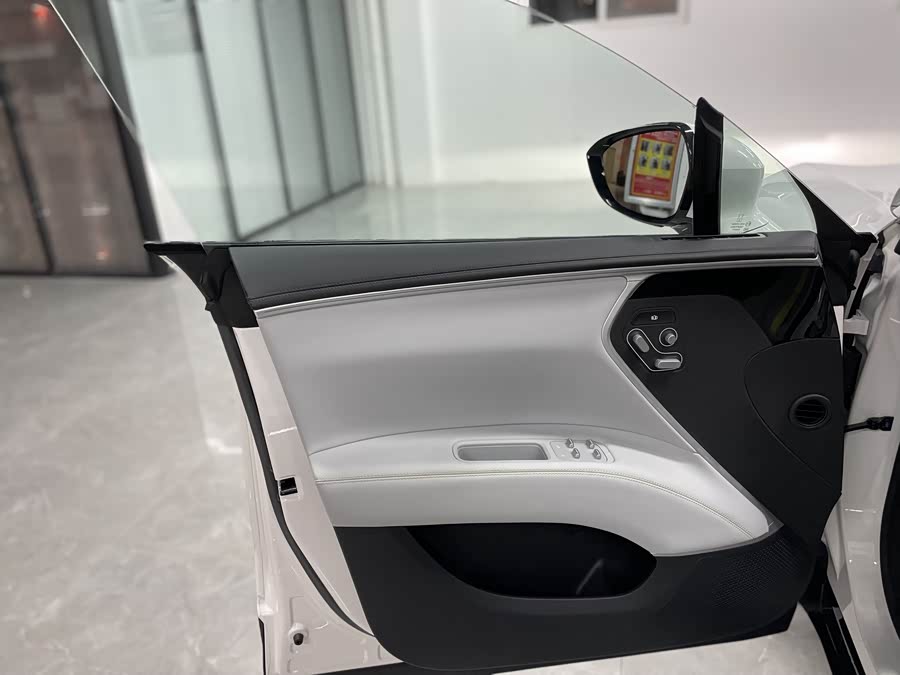 Avatr 11 2023 car image #12