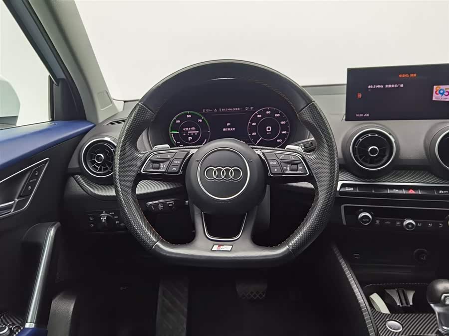 Audi Q2L e-tron 2021 immagine di auto #12