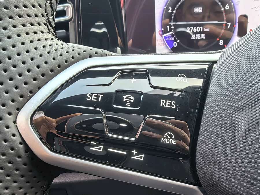 Volkswagen Tiguan L 2024 car image #12