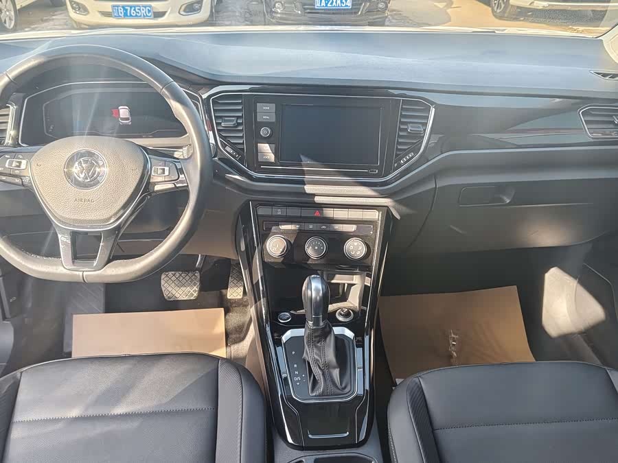 Volkswagen T-Roc 2020 car image #12