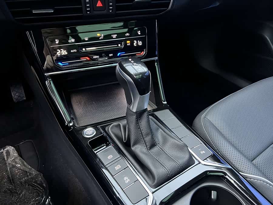 Volkswagen Passat 2024 immagine di auto #12