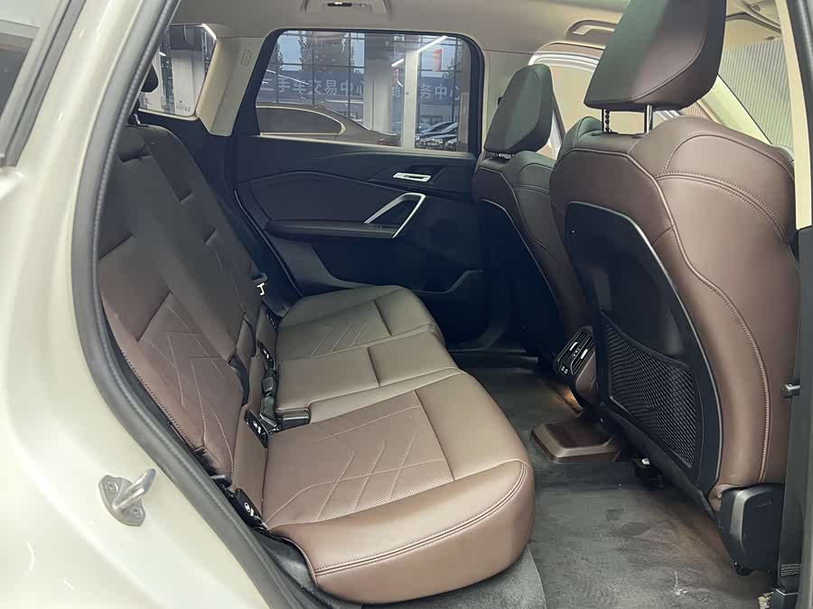 BMW iX1 2024 car image #12