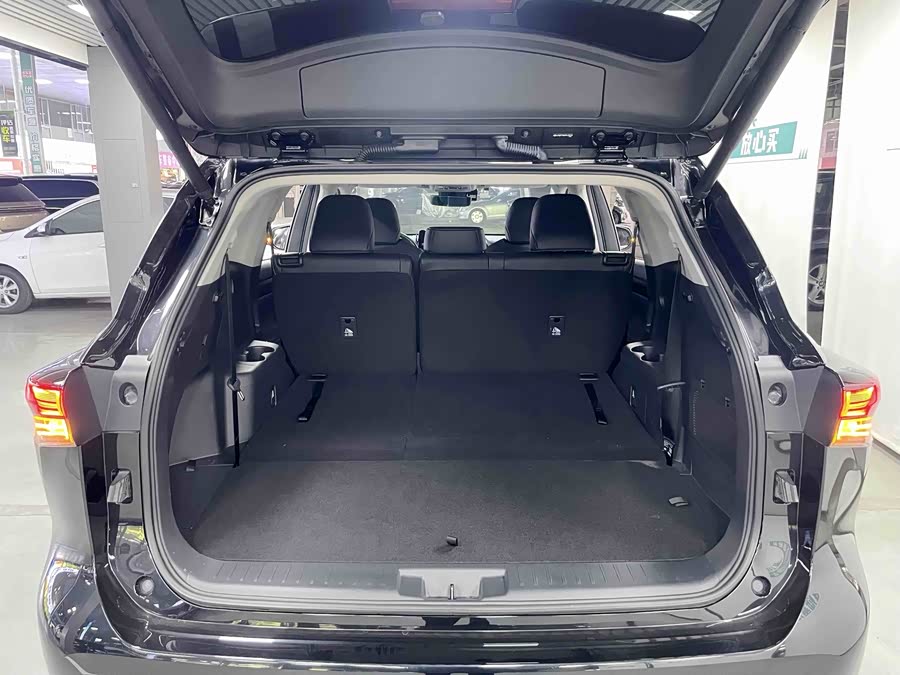 Toyota Highlander 2023 car image #12