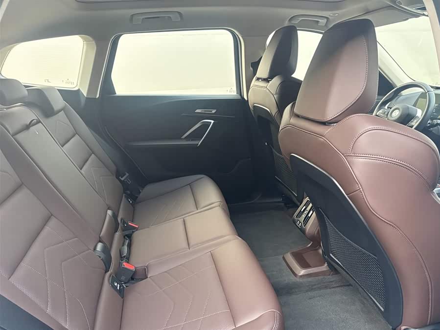 BMW iX1 2025 car image #12