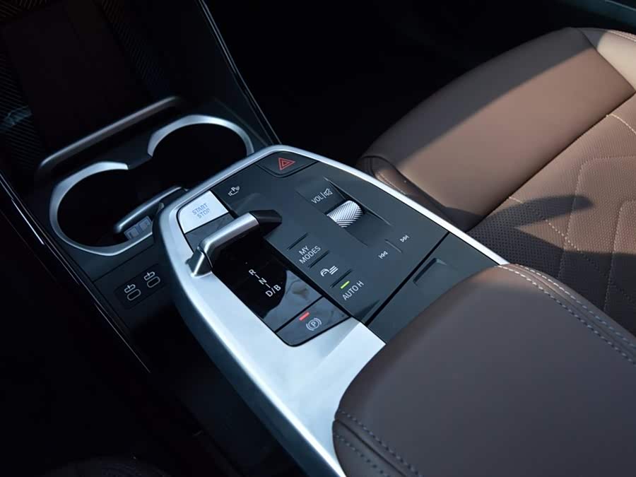 BMW iX1 2024 car image #12