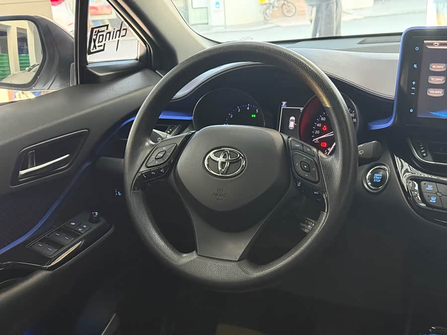 Toyota C-HR 2020 car image #12