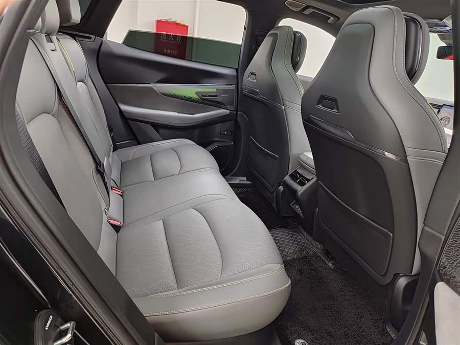 Lynk & Co 08 EM-P 2025 car image #12