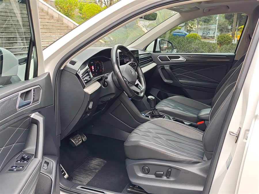Volkswagen Tiguan L 2021 car image #12