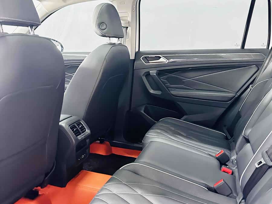 Volkswagen Tiguan L 2023 car image #12