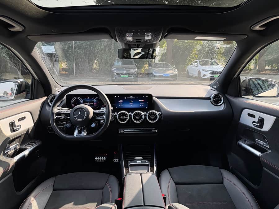 Mercedes-Benz GLA AMG 2025 immagine di auto #12