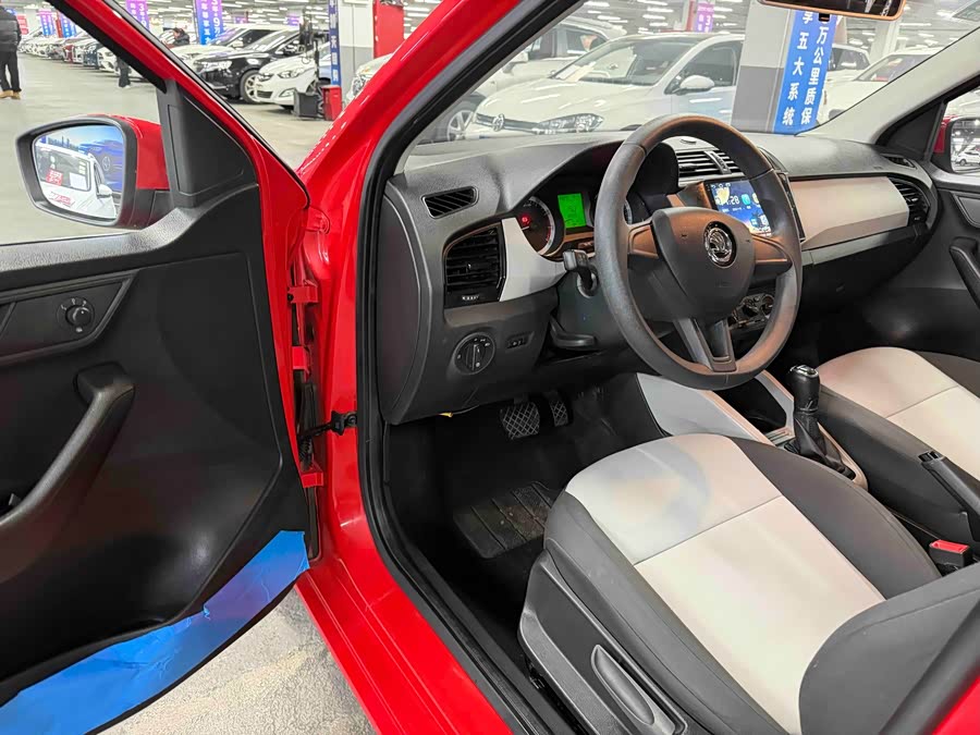 Skoda Fabia 2019 immagine di auto #12