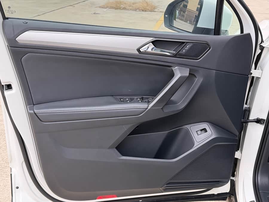 Volkswagen Tiguan L 2019 immagine di auto #12