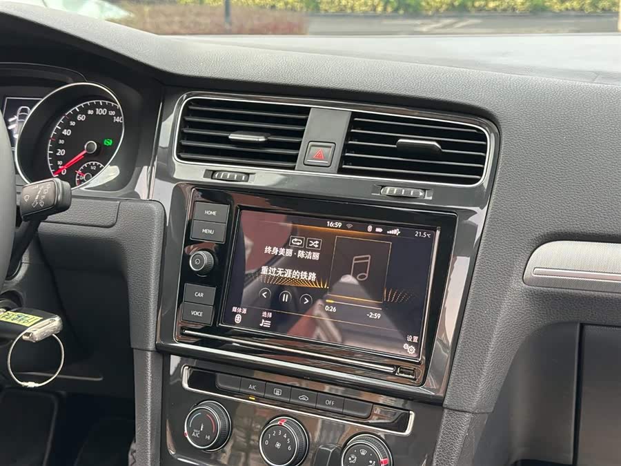 Volkswagen Golf 2019 car image #12