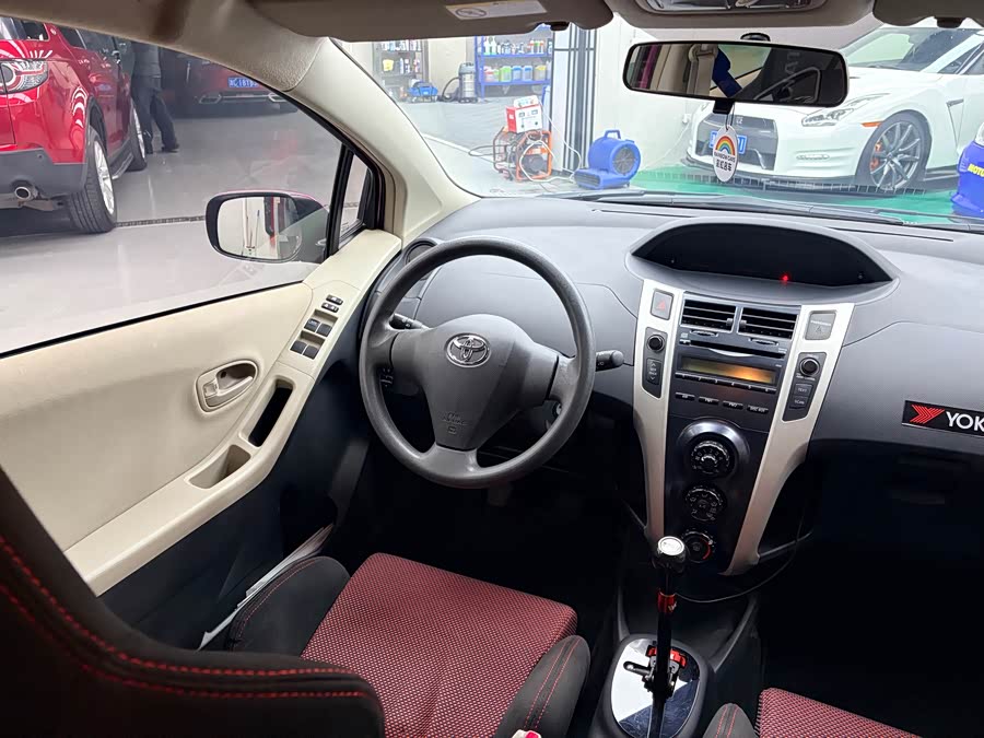 Toyota Yaris 2011 car image #12