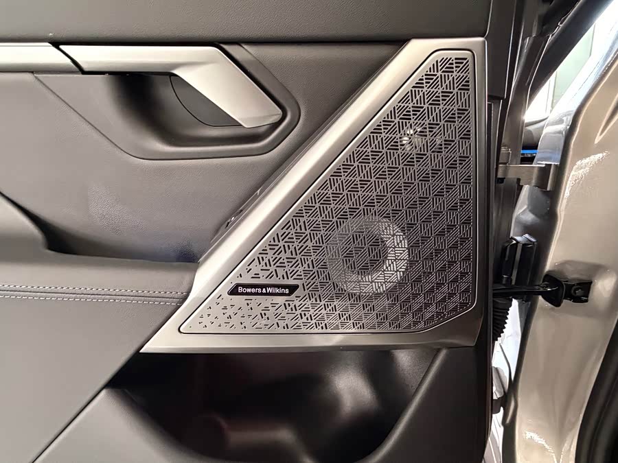 BMW i5 M60 2025 car image #12