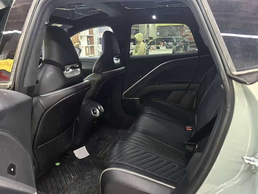 Avatr 11 2023 car image #12