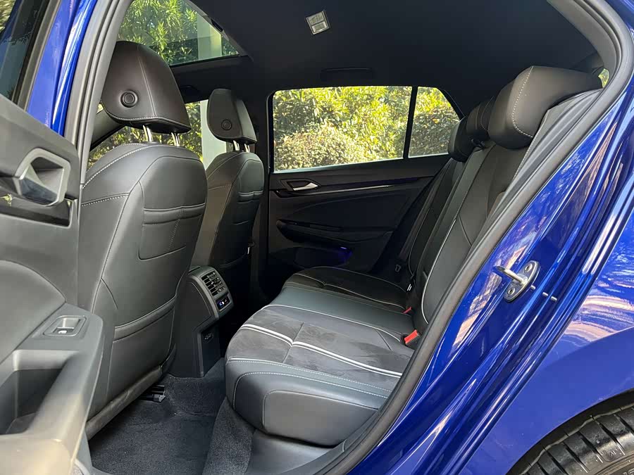 Volkswagen Golf 2023 car image #12