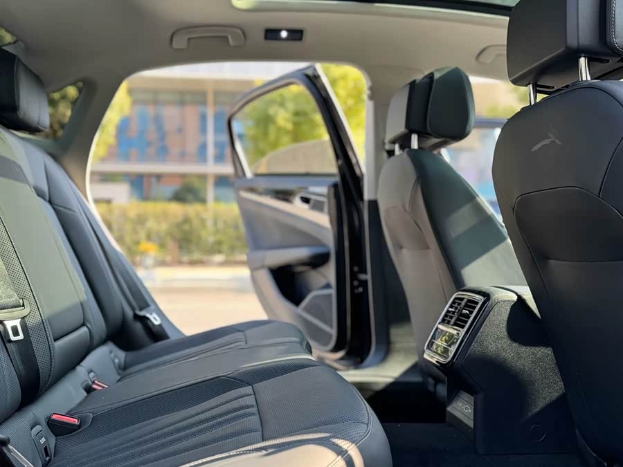 Volkswagen Passat 2025 صورة سيارة #12