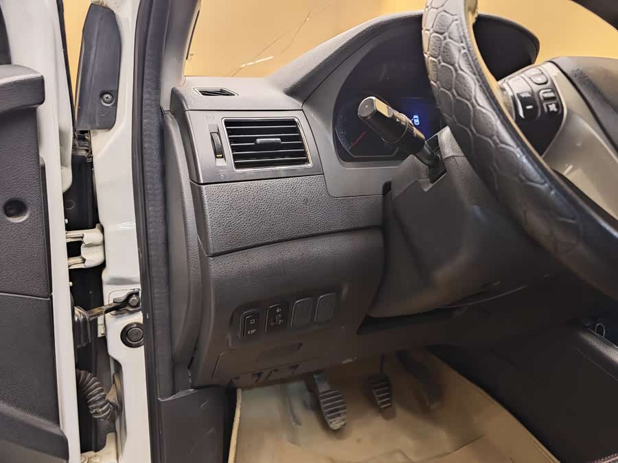 Forthing JOYEAR X5 2011 car image #12