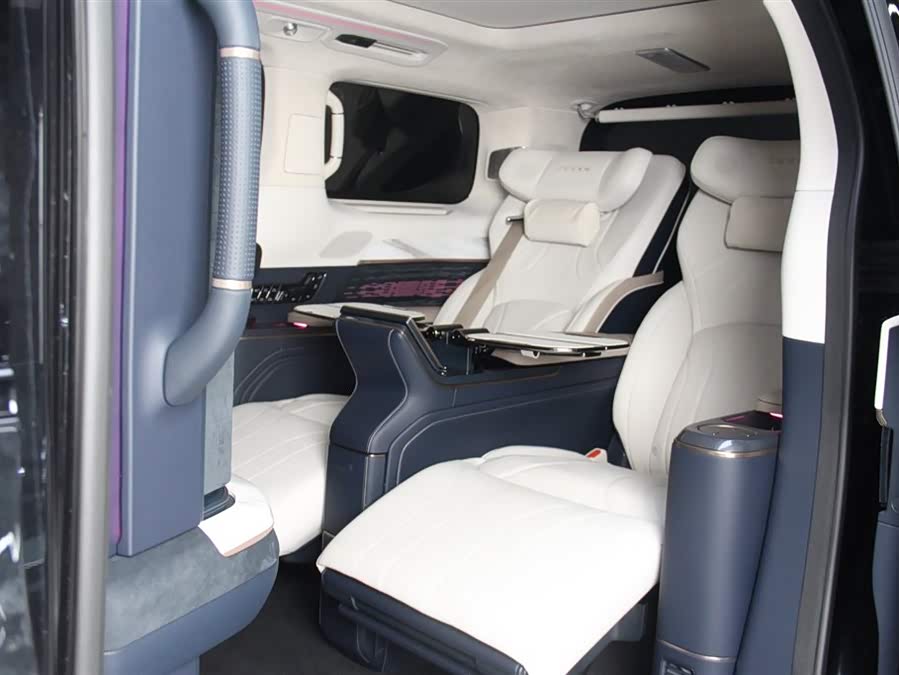 极氪 极氪009 2025 汽车图片 #12