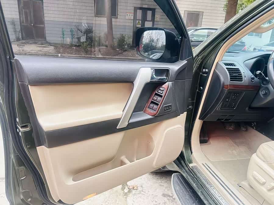 Toyota Land Cruiser Prado 2010 immagine di auto #12