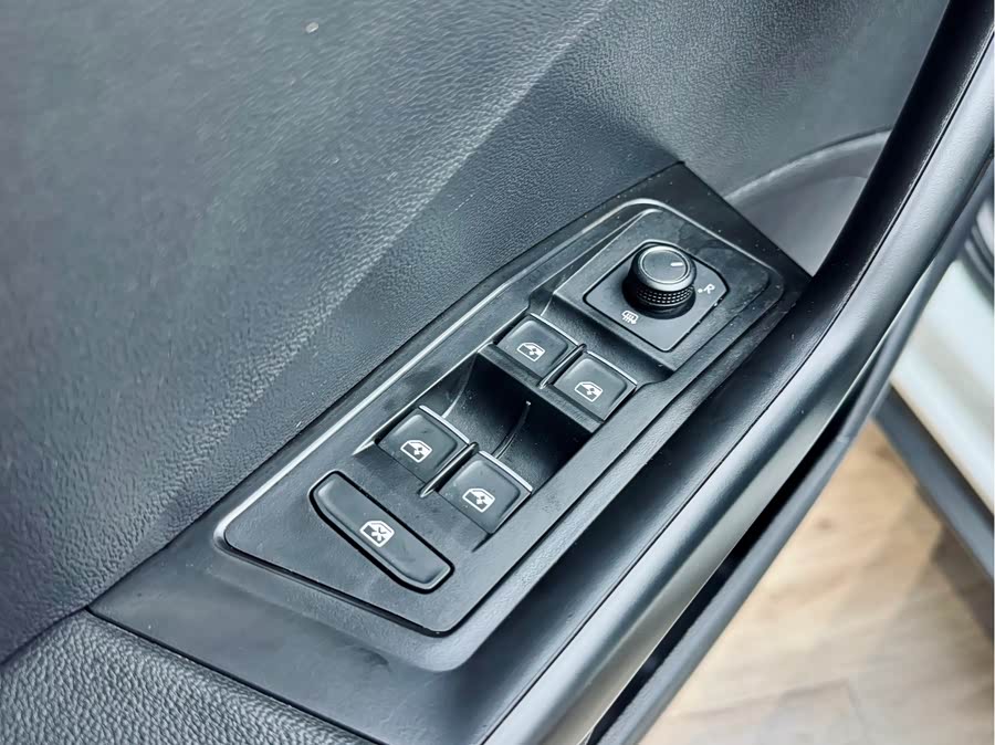 Volkswagen T-Roc 2021 car image #12