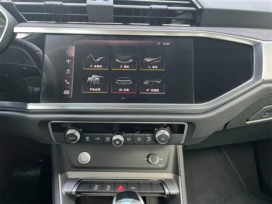 Audi Q3 2020 car image #12