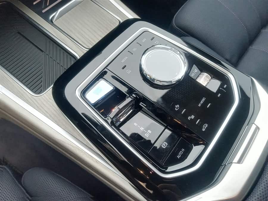 BMW i7 M70L 2025 car image #12