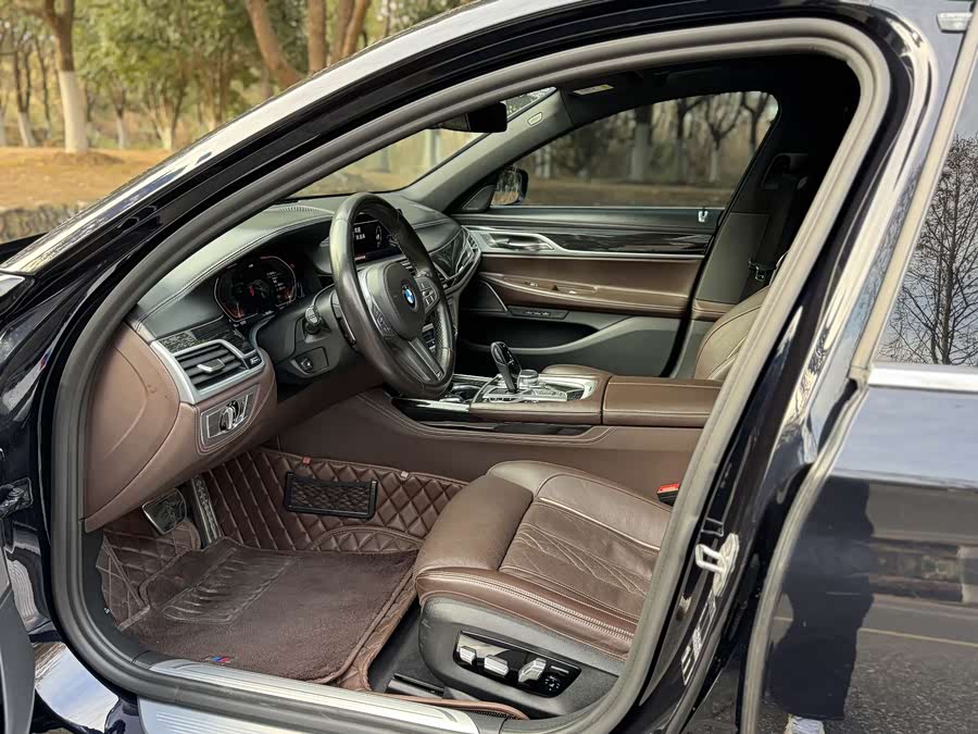 BMW 7 Series 2019 car image #12