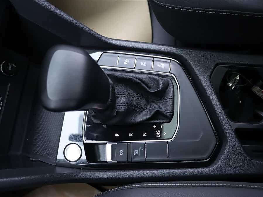 Volkswagen Tiguan L 2021 car image #12