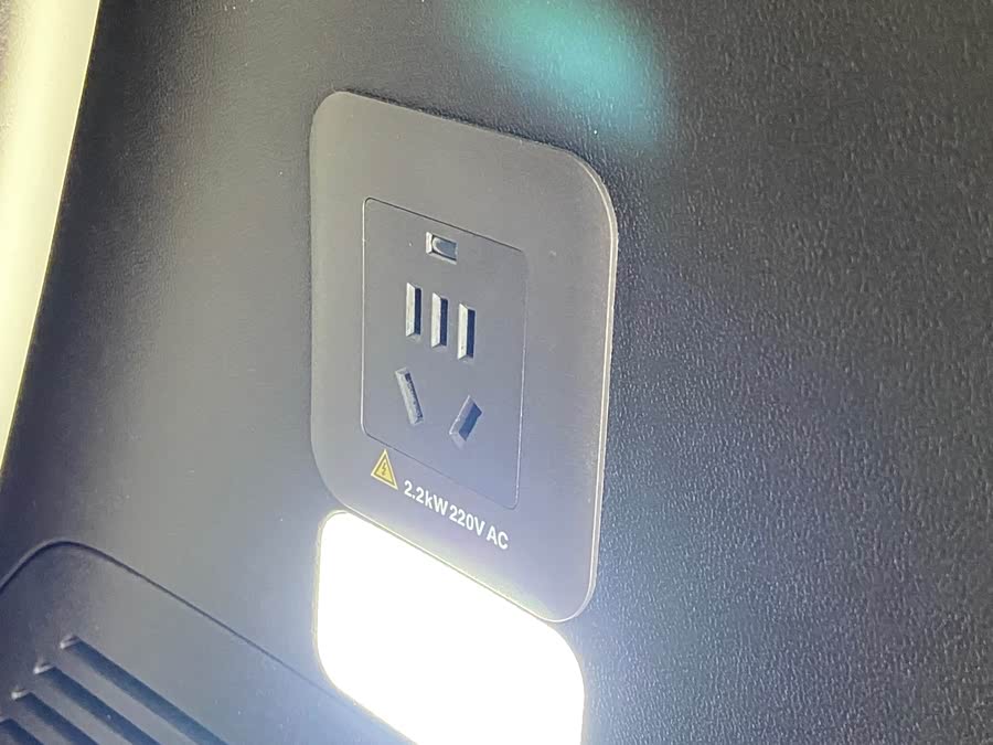 Denza D9 2024 car image #12