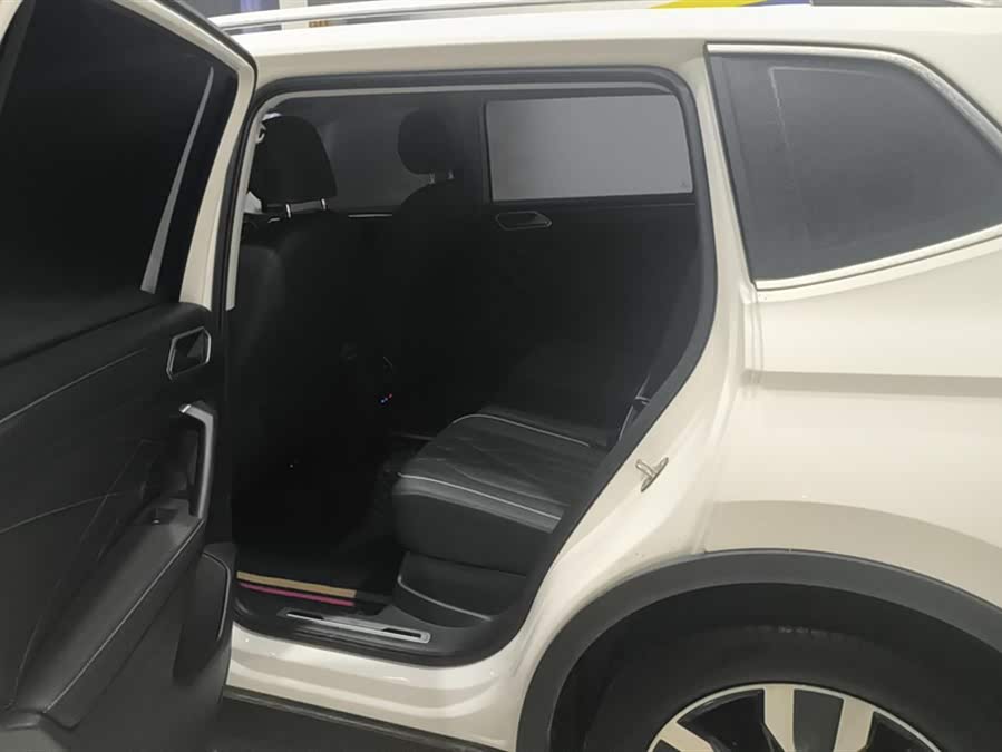 Volkswagen Tiguan L 2022 car image #12